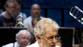 Plácido Domingo (izq.) y  la soprano  Anna Netrebko ayer durante un ensayo de 'Juana de Arco'.