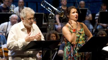 Plácido Domingo (izq.) y  la soprano  Anna Netrebko ayer durante un ensayo de 'Juana de Arco'.
