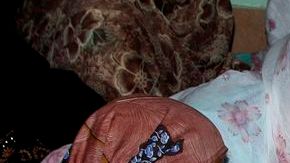 Mujeres lloran sobre el cuerpo de uno de los niños muertos en el ataque durante un partido de fútbol en la ciudad de Karachi.