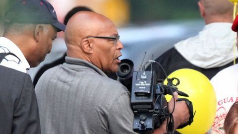 Una de las secuestradas por Ariel Castro, Michelle Knight, presenció este miércoles la demolición de la casa en Cleveland.
