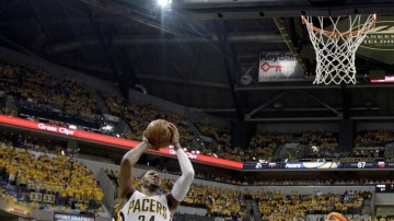 Paul George (24) fue la figura de los Pacers de Indiana cuando eliminaron a los Knicks.  Carmelo Anthony (7) y Kenyon Martin (3) están atentos al rebote.