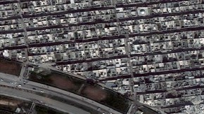 Foto satelital tomada ayer de Alepo, la ciduad más grande de Siria, en la que se pueden apreciar algunas áreas devastadas.