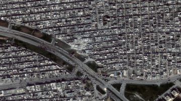 Foto satelital tomada ayer de Alepo, la ciduad más grande de Siria, en la que se pueden apreciar algunas áreas devastadas.