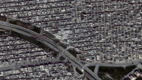 Foto satelital tomada ayer de Alepo, la ciduad más grande de Siria, en la que se pueden apreciar algunas áreas devastadas.