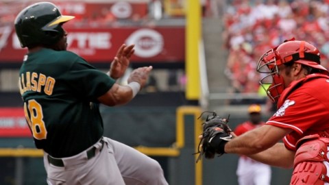 El catcher de los Rojos, Corky Miller, pone out en home a Alberto Callaspo (18), quien trataba de anotar.