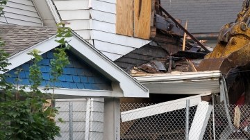 Ariel Castro mantuvo retenidas en esta casa de Cleveland y durante una década a tres mujeres. Ayer fue demolida.