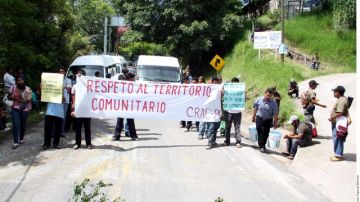 Integrantes de la organización  bloquean la carretera  para exigir que el Ejército respete sus territorios.