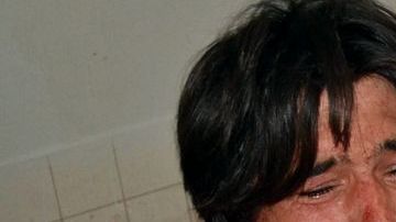 Un hombre lamente la muerte de su familiar durante el ataque en Quetta.