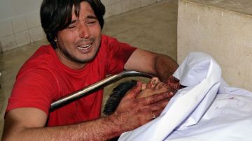 Un hombre lamente la muerte de su familiar durante el ataque en Quetta.