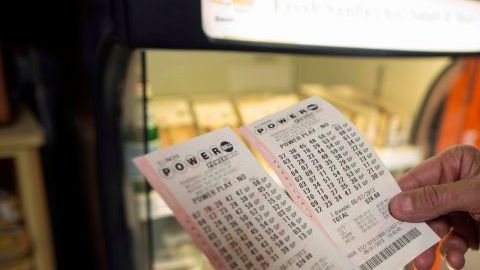 Los funcionarios anunciaron que el premio mayor de Powerball anteriormente se fijó en $425 millones, había crecido a  $448 millones.