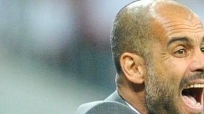 El técnico español del Bayern Munich, Pep Guardiola, da indicaciones a su equipo