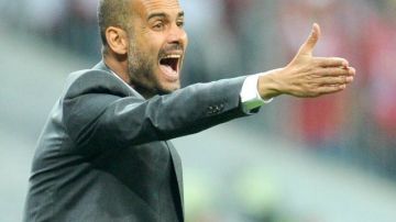 El técnico español del Bayern Munich, Pep Guardiola, da indicaciones a su equipo