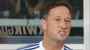 José Mourinho (c) aprovechó para cerrarle la puerta al Barcelona a negociar a David Luiz.