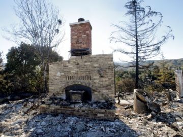 Una casa destruida por el incendio "Silver", cerca de Banning, en el condado de Riverside, donde ya se han perdido 26 viviendas.