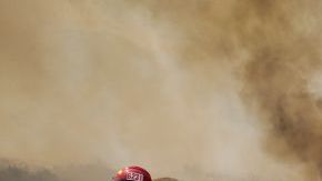 Bomberos combaten el extenso incendio Silver en Cabazon, que ha obligado a evacuar a unas 1,500 personas.