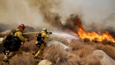 Bomberos combaten el extenso incendio Silver en Cabazon, que ha obligado a evacuar a unas 1,500 personas.