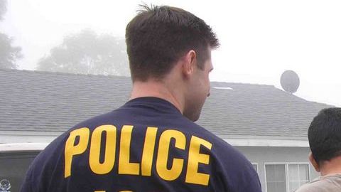 Agentes de ICE detienen a un inmigrante indocumentado.