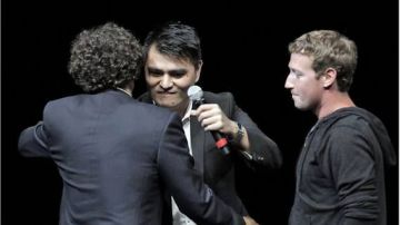 El periodista ganador del premio Pulitzer José Antonio Vargas acompañado de Mark Zuckerberg en la presentación de 'Documented' en San Francisco.