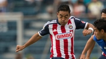 El delantero de Chivas, Marco Fabián, intenta ejecutar un disparo desde fuera del área