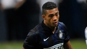 Álvaro Arbeloa, del Real Madrid, disputa el esférico con Juan Jesús, del Inter de Milán