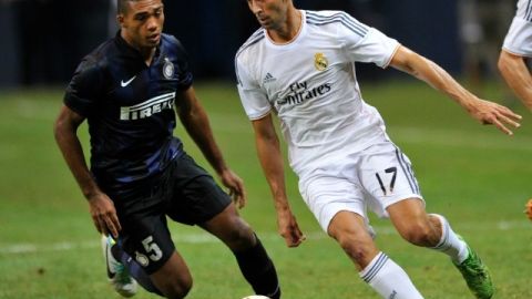 Álvaro Arbeloa, del Real Madrid, disputa el esférico con Juan Jesús, del Inter de Milán