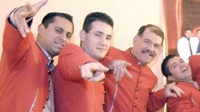 Integrantes de la  Arrolladora Banda el Limón.