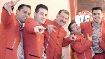 Integrantes de la  Arrolladora Banda el Limón.