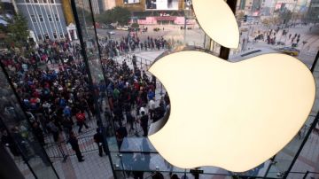 Apple busca retirar cargadores falsos del mercado tras incidentes en China en los que murió una persona y otra quedó en coma.