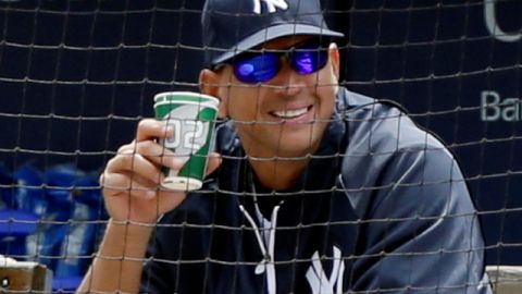 Alex Rodríguez observa a su equipo en el juego de ayer.