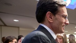 Eric Cantor (R-Va.), Presidente de la Mayoría en el Congreso, (Izq.) tras uno de sus discursos a empresarios en Washington.