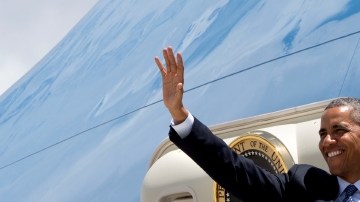El Presidente  Barack Obama u la primera dama  Michelle Obama se despiden en Orlando, Florida.