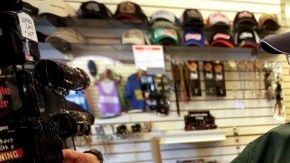 Irma Green of Yonkers, N.Y., sostiene una camiseta con el nombre de Obama en una tienda en la isla de Martha's Vineyad, en Massachusetts.