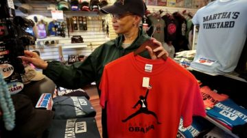 Irma Green of Yonkers, N.Y., sostiene una camiseta con el nombre de Obama en una tienda en la isla de Martha's Vineyad, en Massachusetts.