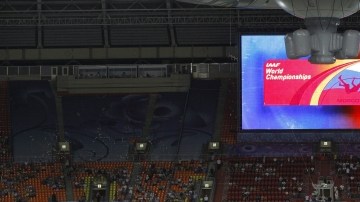 Deportistas participantes en el Mundial de Atletismo de Moscú, hacen su presentación junto a la mascota de la justa.