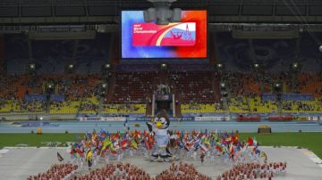 Deportistas participantes en el Mundial de Atletismo de Moscú, hacen su presentación junto a la mascota de la justa.