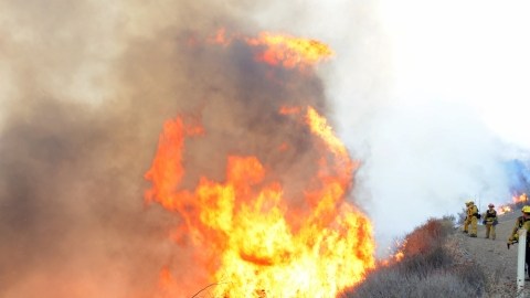 Bomberos del condado de Los Ángeles y del Servicio Forestal combaten un incendio. Las autoridades están en alerta por el aumento de incidentes.