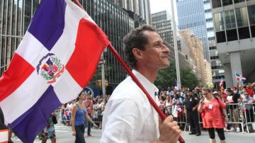 Anthony Weiner, candidato a la alcaldía de Nueva York, sostiene la bandera de la República Dominicana mientras marcha en la Avenida de la Américas de Nueva York durante el Desfile Dominicano.