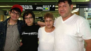 Lulú Martínez es recibida por sus padres y hermano en el aeropuerto O'Hare en Chicago el domingo.