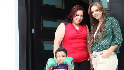 Ana María Barragán (c), madre de El Canelo Álvarez y Ana Elda Hernández, hermana de El Canelo, con el hijo de ésta, Jonathan.