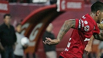 Edgar Castillo (a la izquierda) se siente honrado de jugar para Estados Unidos.