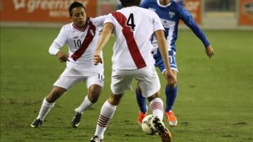 En la imagen, Christian Cueva (i) trata de cortar el avance de un delantero hondureño durante un partido amistoso de fútbol en Houston, Texas (EE.UU.). EFE