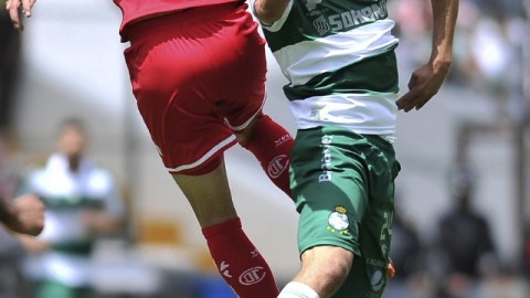 Édgar Dueñas disputa el balón con Oribe Peralta.