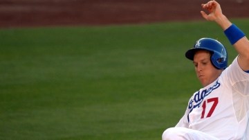 A.J. Ellis anota tras sencillo de Clayton Kershaw, mientras el catcher de los Ray, José Lobatón, toma tarde la bola en el segundo inning.