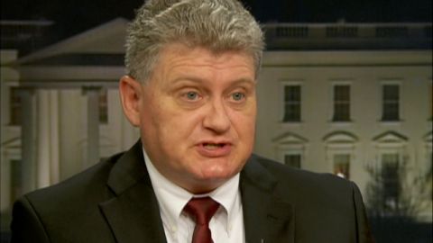 Lon Snowden, padre del ex técnico de la Agencia Central de Inteligencia, habla en una entrevista para el canal estatal Rossiya 24, en Washington, D. C. Pero aún no dice en qué fecha viajará a Rusia.