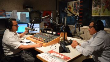 José Rodríguez y Luis Fuentes en la cabina de radio de la 1220 WKRS-AM en Waukegan.