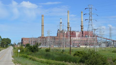 La planta generadora de electricidad a base de carbón Waukegan Generating Station.