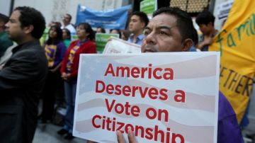 Oficiales electos y grupos pro-inmigrantes anunciaron una campaña de movilizaciones en California en pos de una reforma migratoria.