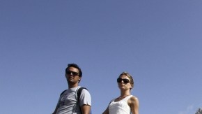 Un grupo de turistas atraviesa la frontera con Gibraltar después que el Gobierno británico anunciara ayer posible demanda contra  España.