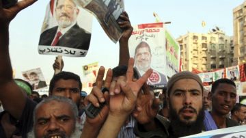 Partidarios del depuesto presidente Mohamed Morsi protestan junto a la mezquita Rabaa al Adawiya en una protesta en El Cairo.
