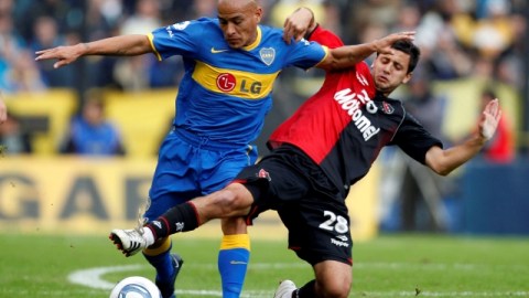 Martín Tonso (der.) suplirá hoy en el Newell's Old Boys a Maxi Rodrí- guez. Aquí en un partido anterior ante el conjunto 'xeneize'.